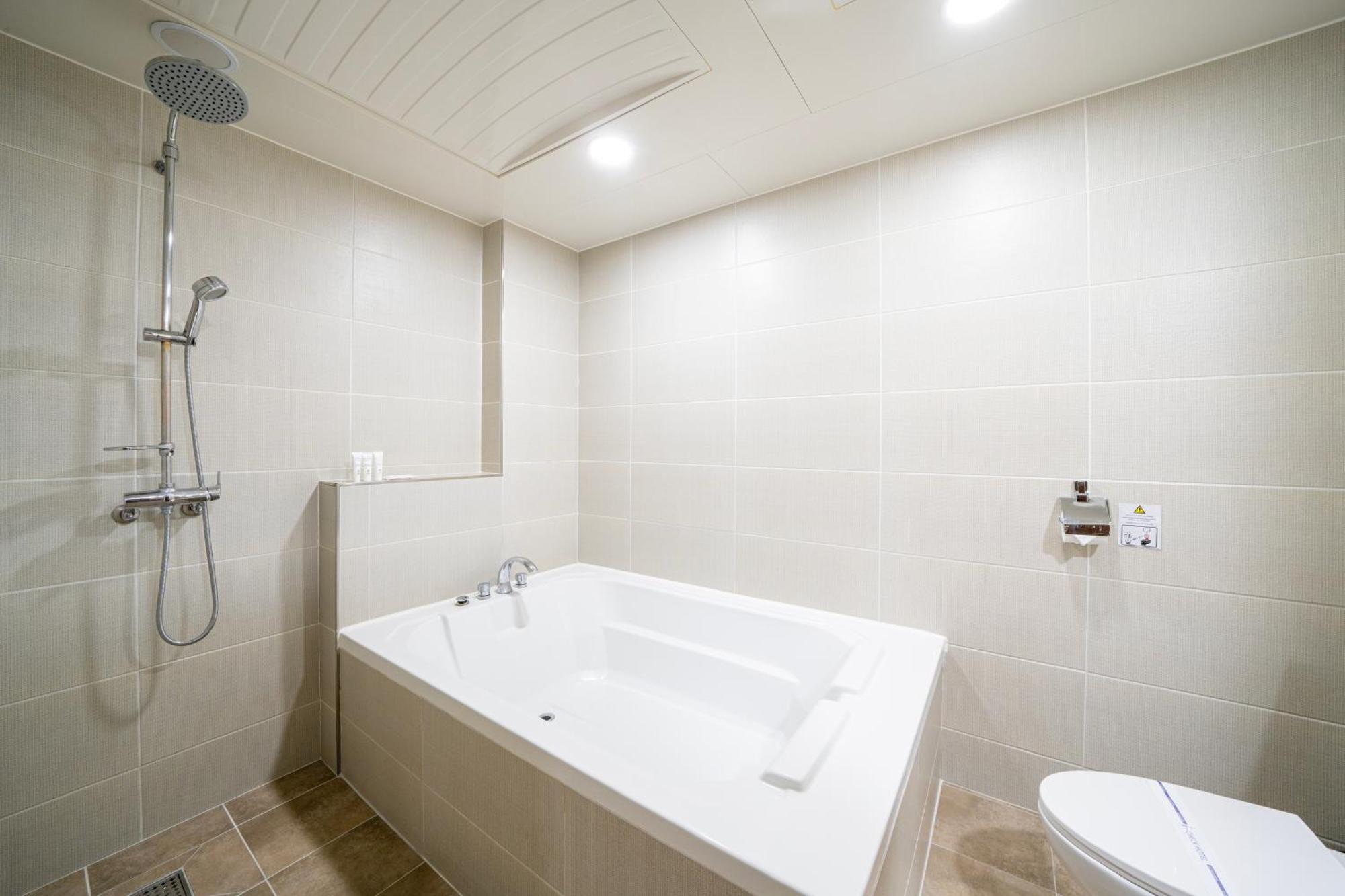 I-Check Hyunjin Hotel Donghae Bagian luar foto