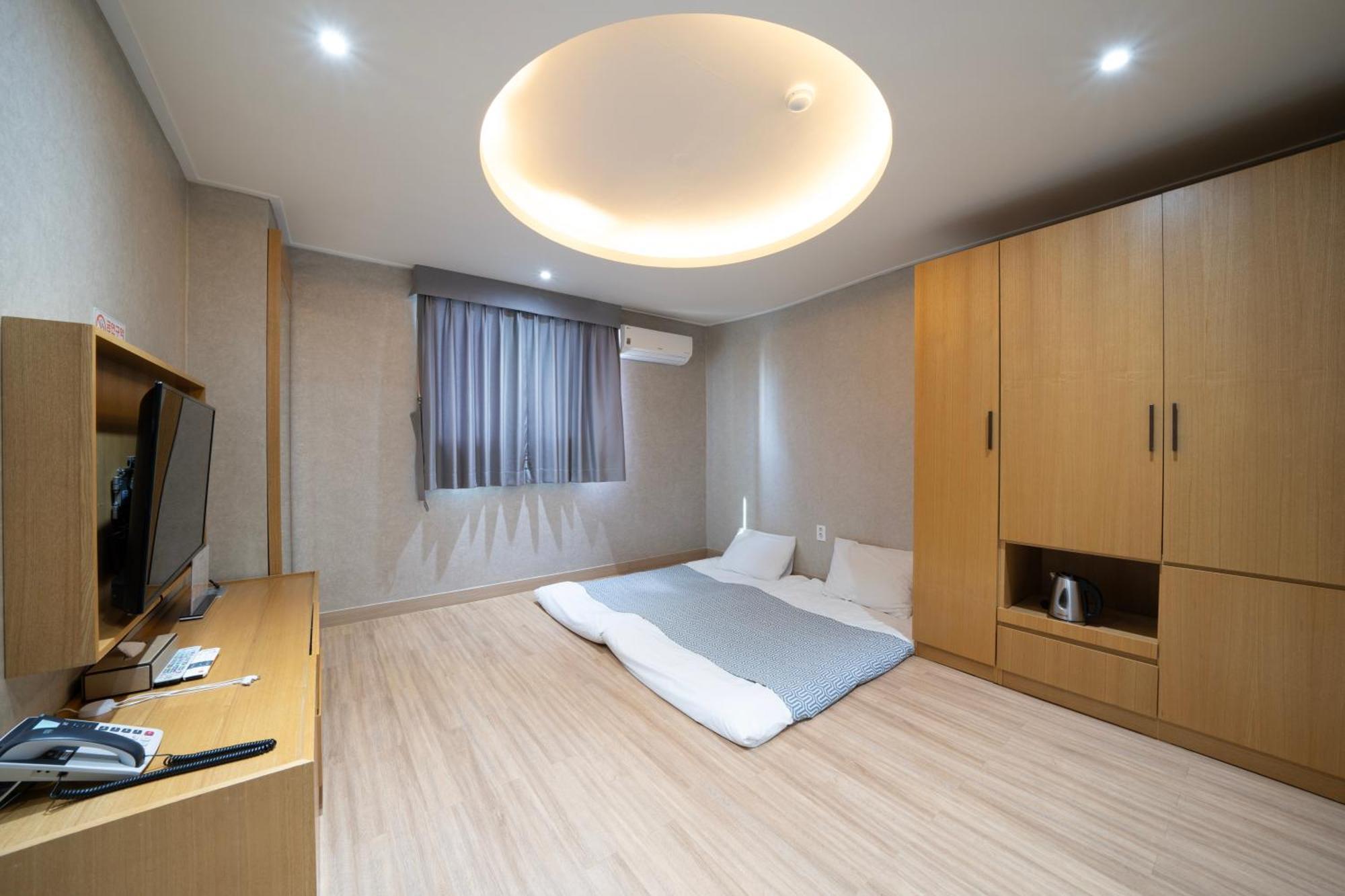 I-Check Hyunjin Hotel Donghae Bagian luar foto