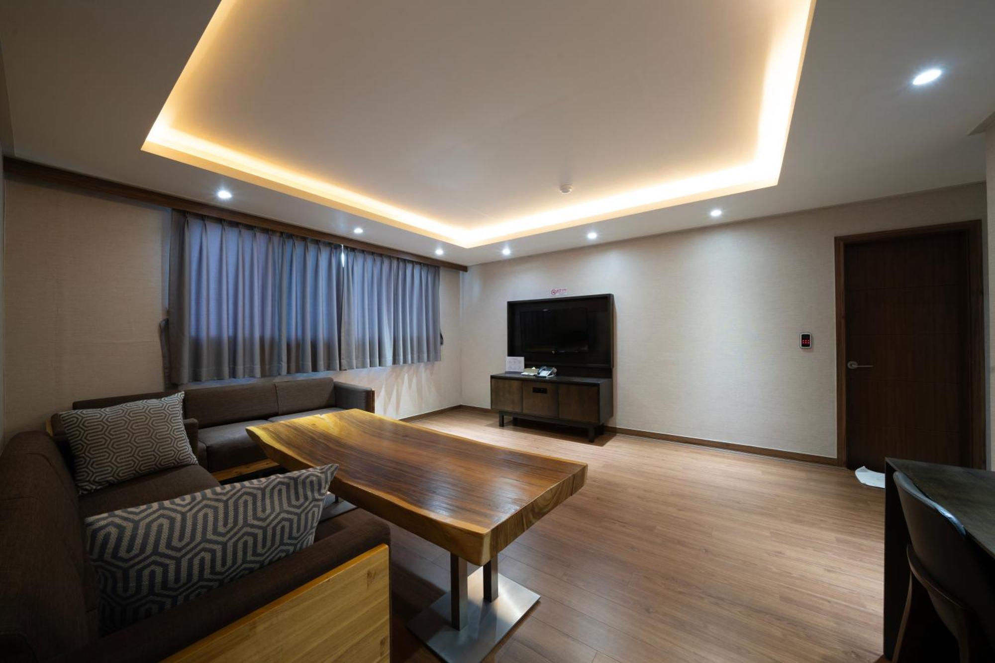I-Check Hyunjin Hotel Donghae Bagian luar foto