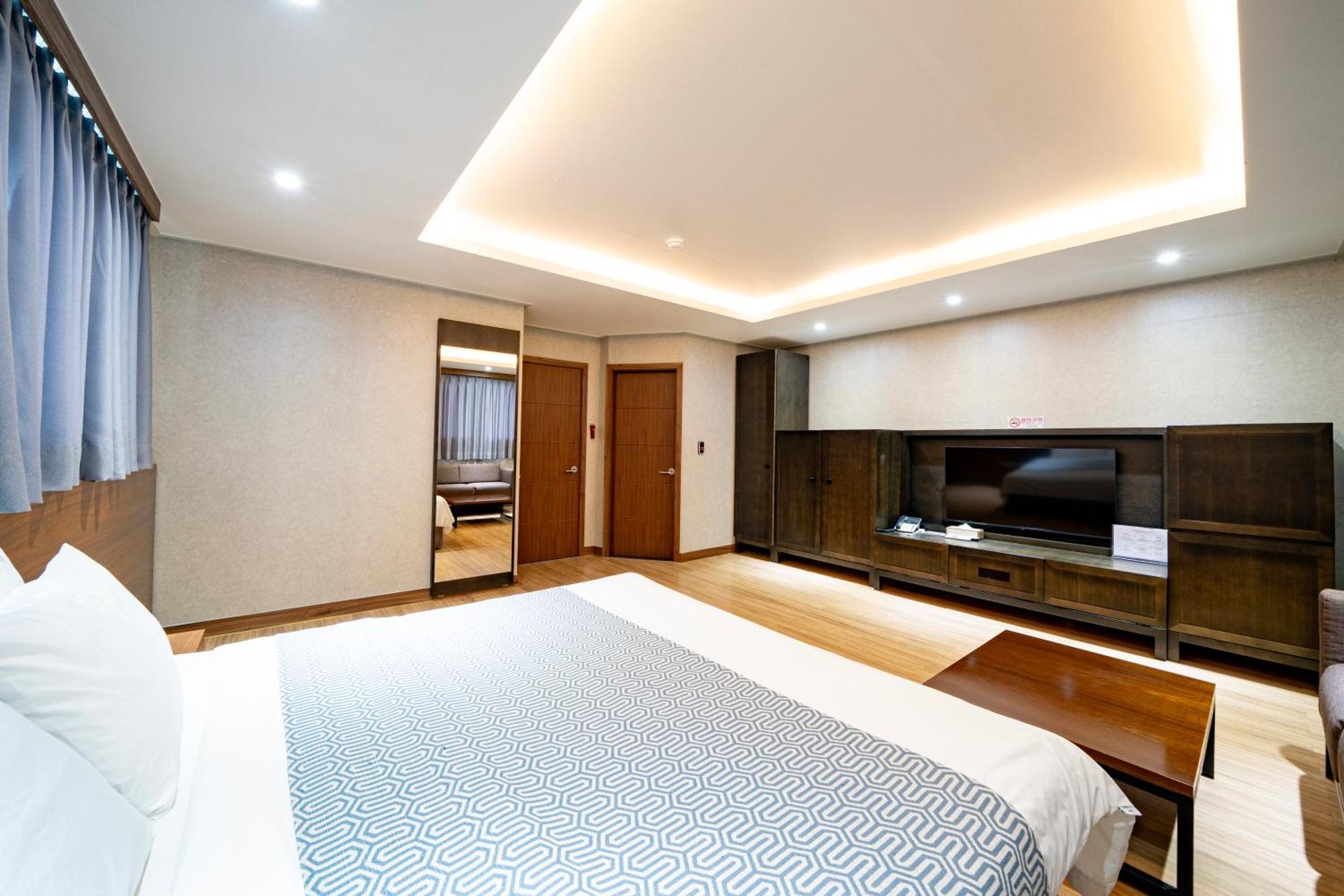 I-Check Hyunjin Hotel Donghae Bagian luar foto