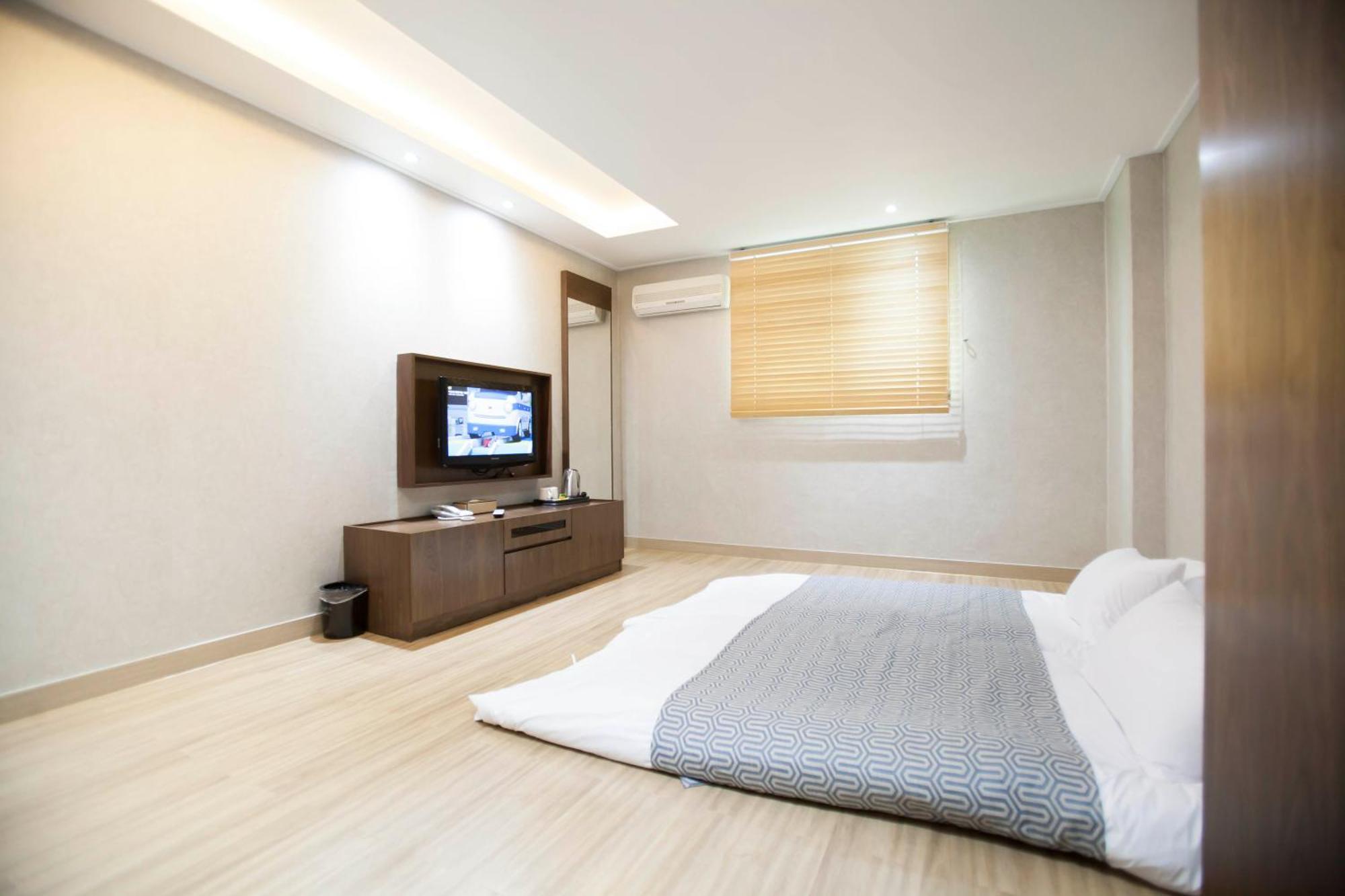 I-Check Hyunjin Hotel Donghae Bagian luar foto