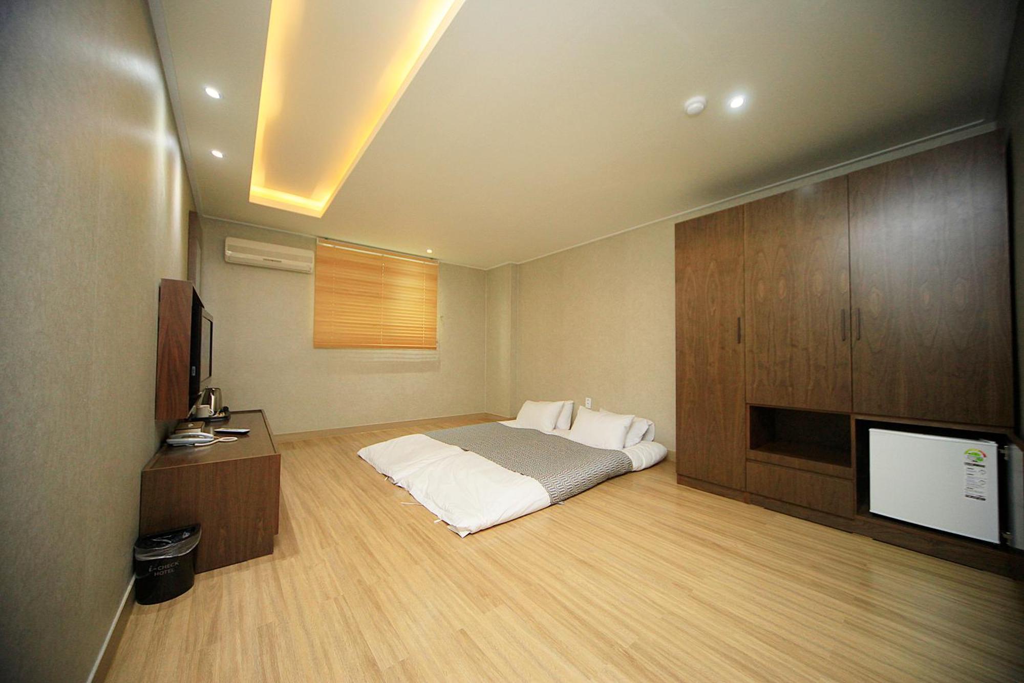 I-Check Hyunjin Hotel Donghae Bagian luar foto