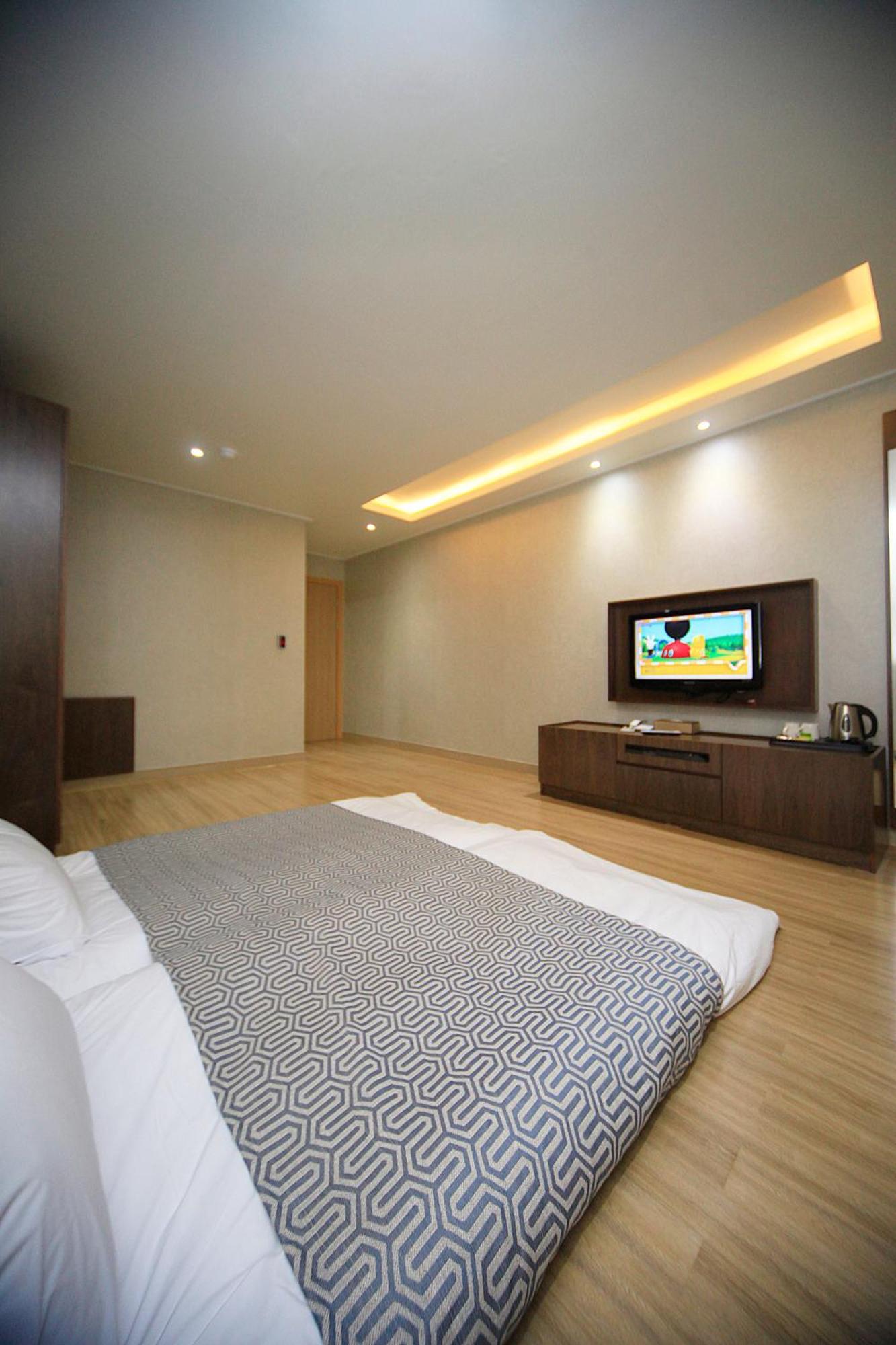 I-Check Hyunjin Hotel Donghae Bagian luar foto